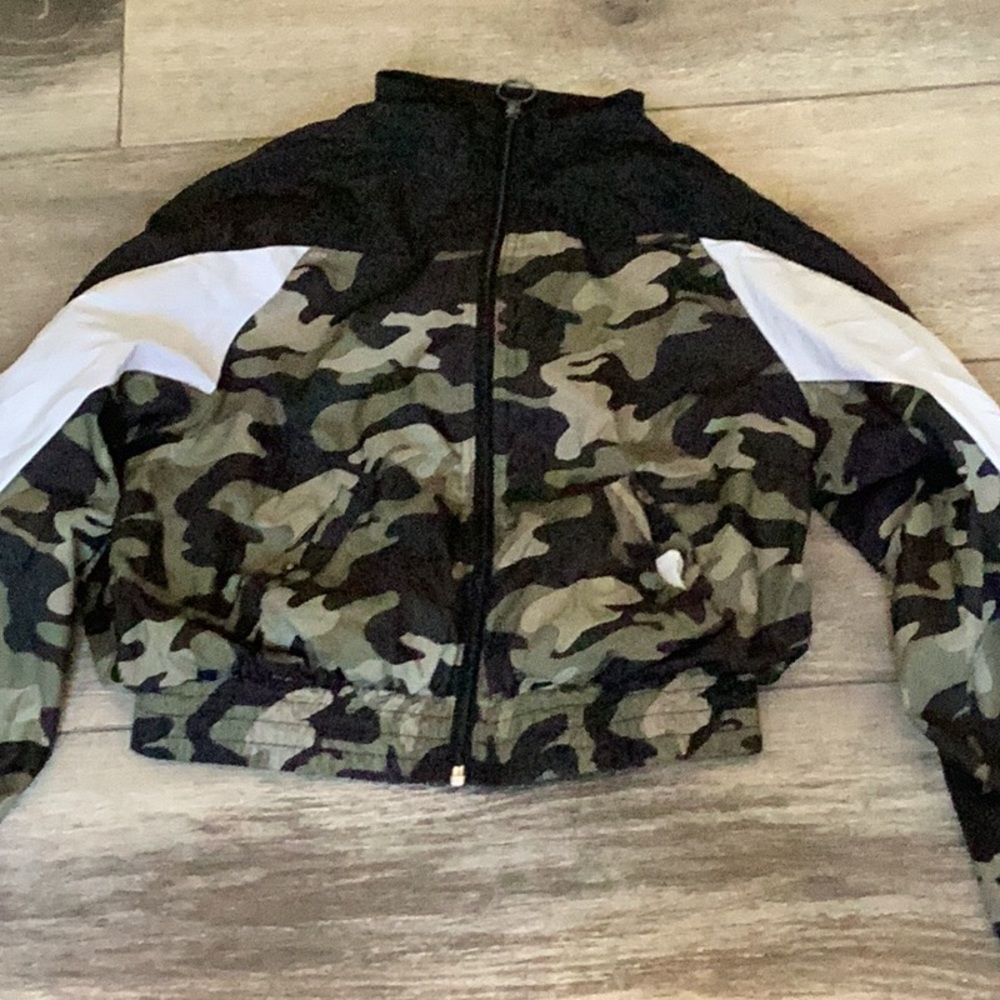Camo white and black windbreaker from urban kids Size Large (14/16)